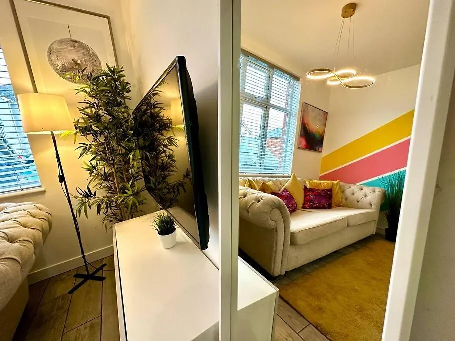 Large New 4 Bedroom House Sleeps Up To 12 - Accepts Groups - Great Location - Free Parking - Fast Wifi - Smart Tvs - Sleeps Up To 12 People - Close To Bournemouth & Poole Town Centre & Sandbanks Vakantiehuis