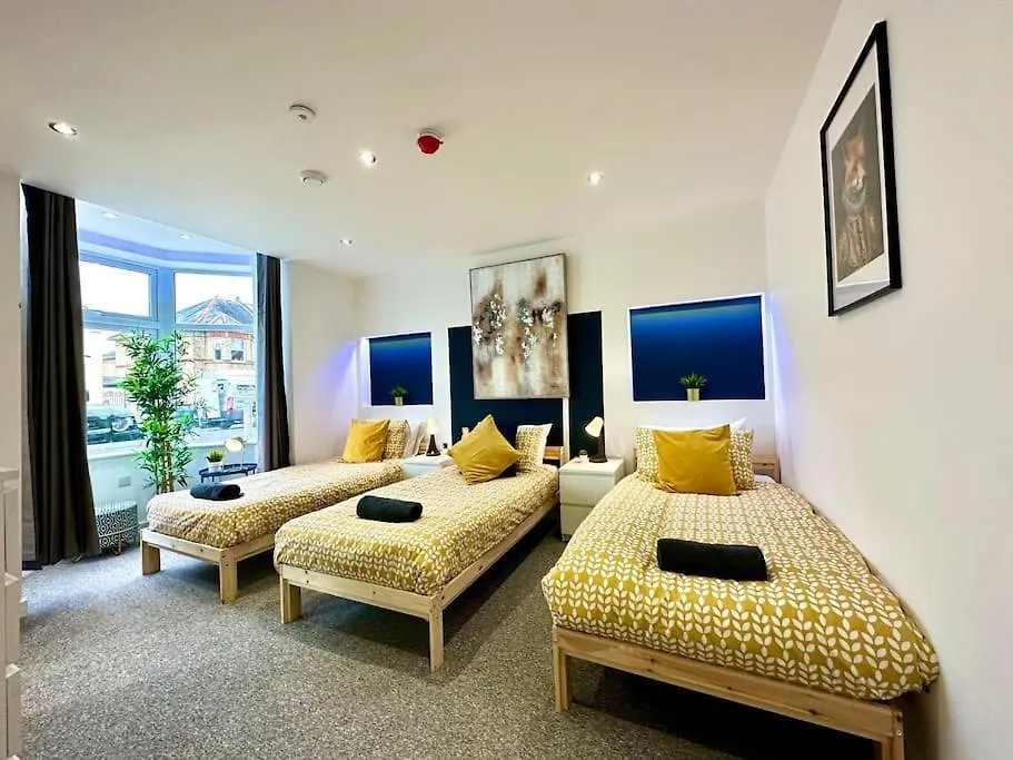 Large New 4 Bedroom House Sleeps Up To 12 - Accepts Groups - Great Location - Free Parking - Fast Wifi - Smart Tvs - Sleeps Up To 12 People - Close To Bournemouth & Poole Town Centre & Sandbanks Verenigd Koninkrijk