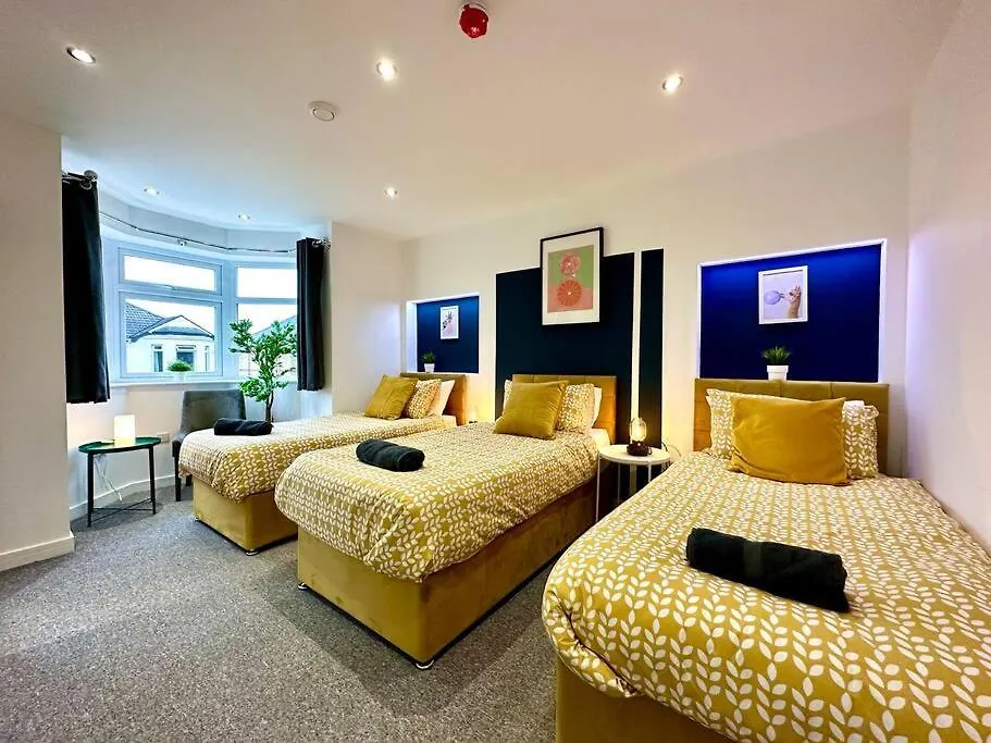 Large New 4 Bedroom House Sleeps Up To 12 - Accepts Groups - Great Location - Free Parking - Fast Wifi - Smart Tvs - Sleeps Up To 12 People - Close To Bournemouth & Poole Town Centre & Sandbanks Feriehus