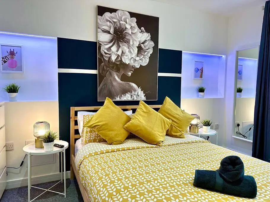 Dom wakacyjny Large New 4 Bedroom House Sleeps Up To 12 - Accepts Groups - Great Location - Free Parking - Fast Wifi - Smart Tvs - Sleeps Up To 12 People - Close To Bournemouth & Poole Town Centre & Sandbanks Wielka Brytania