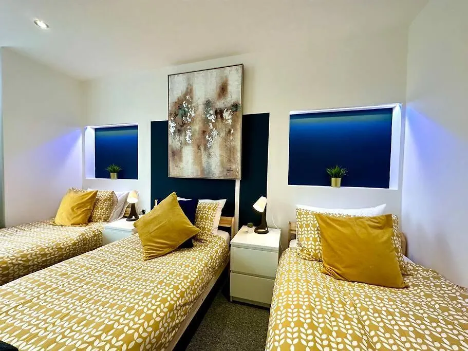 Large New 4 Bedroom House Sleeps Up To 12 - Accepts Groups - Great Location - Free Parking - Fast Wifi - Smart Tvs - Sleeps Up To 12 People - Close To Bournemouth & Poole Town Centre & Sandbanks 0*,