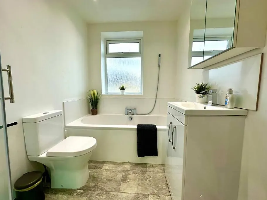 Large New 4 Bedroom House Sleeps Up To 12 - Accepts Groups - Great Location - Free Parking - Fast Wifi - Smart Tvs - Sleeps Up To 12 People - Close To Bournemouth & Poole Town Centre & Sandbanks 0*,