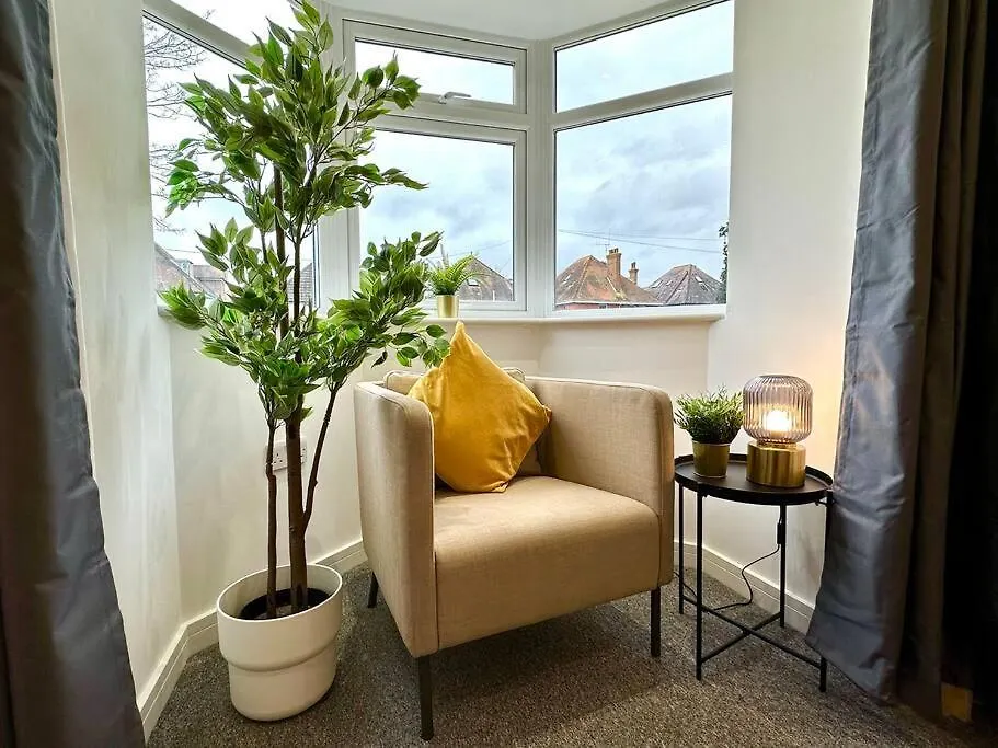 Dom wakacyjny Large New 4 Bedroom House Sleeps Up To 12 - Accepts Groups - Great Location - Free Parking - Fast Wifi - Smart Tvs - Sleeps Up To 12 People - Close To Bournemouth & Poole Town Centre & Sandbanks