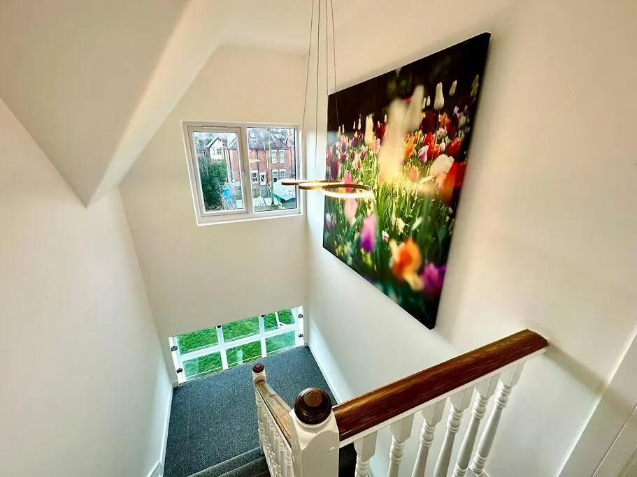 Large New 4 Bedroom House Sleeps Up To 12 - Accepts Groups - Great Location - Free Parking - Fast Wifi - Smart Tvs - Sleeps Up To 12 People - Close To Bournemouth & Poole Town Centre & Sandbanks