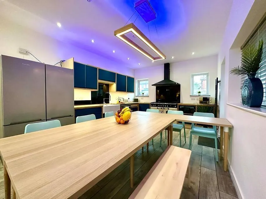 Dom wakacyjny Large New 4 Bedroom House Sleeps Up To 12 - Accepts Groups - Great Location - Free Parking - Fast Wifi - Smart Tvs - Sleeps Up To 12 People - Close To Bournemouth & Poole Town Centre & Sandbanks