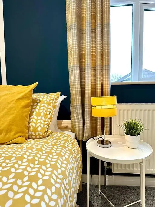 Dom wakacyjny Large New 4 Bedroom House Sleeps Up To 12 - Accepts Groups - Great Location - Free Parking - Fast Wifi - Smart Tvs - Sleeps Up To 12 People - Close To Bournemouth & Poole Town Centre & Sandbanks