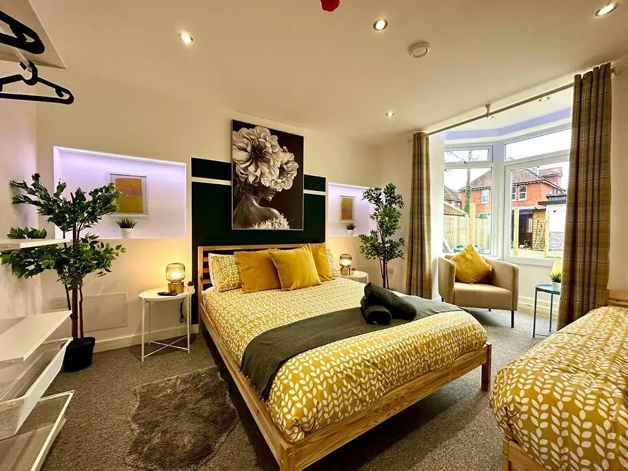 Dom wakacyjny Large New 4 Bedroom House Sleeps Up To 12 - Accepts Groups - Great Location - Free Parking - Fast Wifi - Smart Tvs - Sleeps Up To 12 People - Close To Bournemouth & Poole Town Centre & Sandbanks