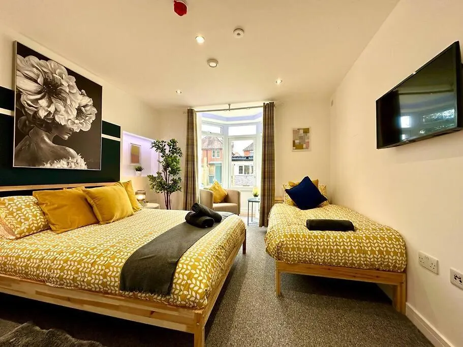 Large New 4 Bedroom House Sleeps Up To 12 - Accepts Groups - Great Location - Free Parking - Fast Wifi - Smart Tvs - Sleeps Up To 12 People - Close To Bournemouth & Poole Town Centre & Sandbanks Wielka Brytania